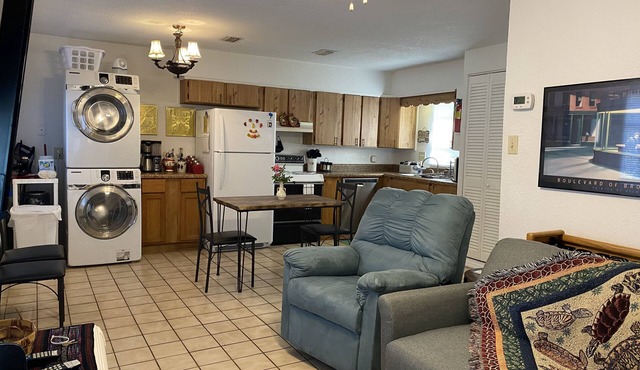Deland Marigold House, Beautiful Quiet Setting, with Comfy Bed, Downtown DeLand
