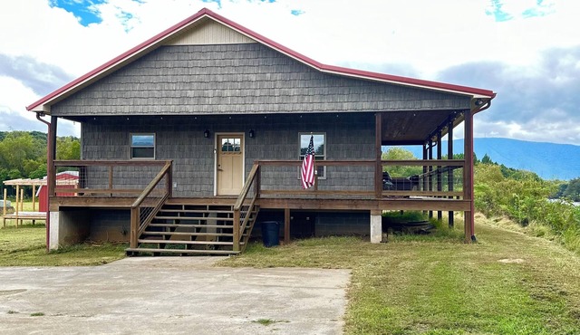 Delaneice Riverside Cabins