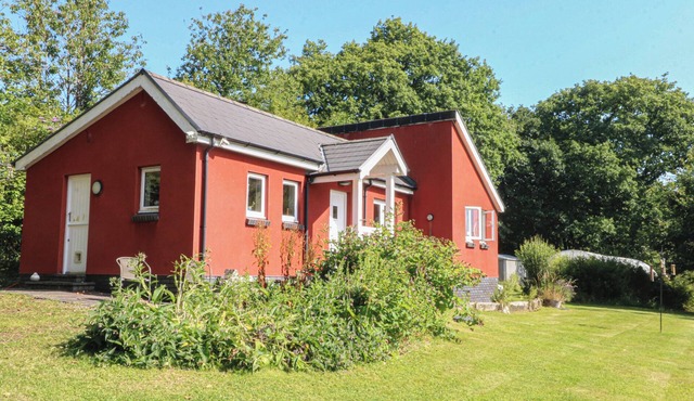 DELFRYN LLANDEILO, pet friendly, with open fire in Llandeilo