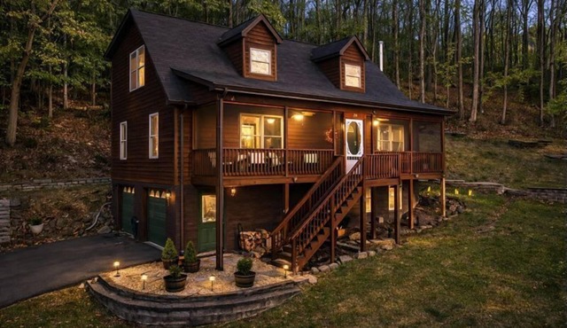 Delicious Cabin Wine Country Retreat w/Hot Tub