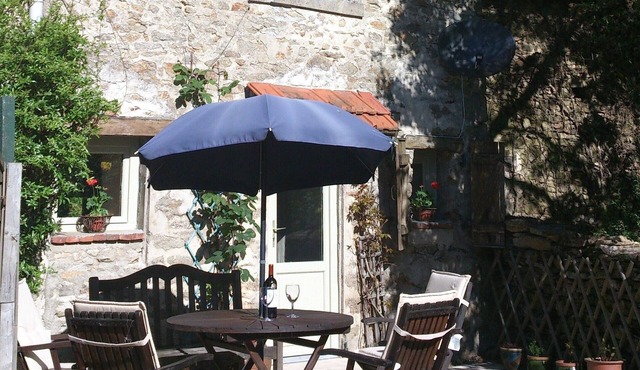 Delightful character cottage in tranquil countryside near medieval town