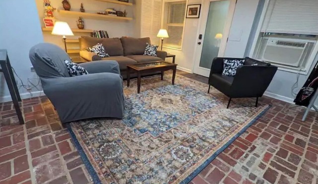 Delightful 1 bdrm/2 bed in center of Capitol Hill.