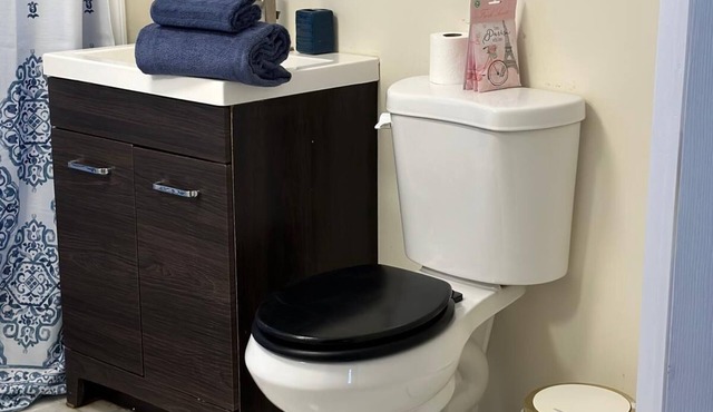 Delightful 1-bedroom 1 bath 3rd floor apartment with AC in East Orange