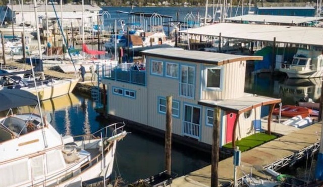 Delightful 1- bedroom floating home w free parking