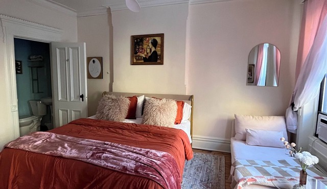 Delightful 1-bedroom suit in boutique guesthouse with AC in vibrant New York