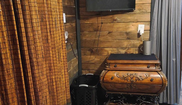 Delightful 1 Bedroom Bunkhouse in Flatwoods, WV