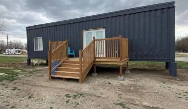 Delightful 1 bedroom modern shipping container!