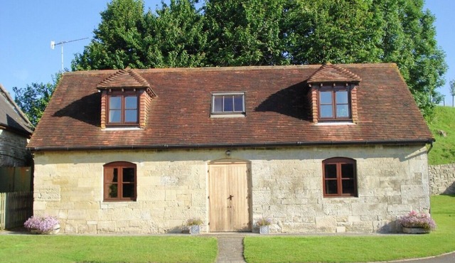 Delightful 18th Century Converted Stables in quiet location with nearby footpath