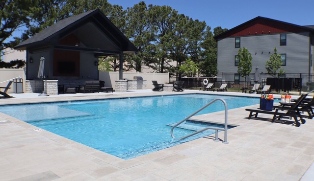 Delightful 1BR, Sectional, Gym, Open Pool, Near Amp, No Cleaning Fee