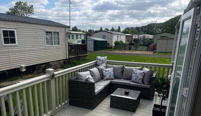 Delightful 2 Bed Cabin, Sleeps 4, Very Quiet Location