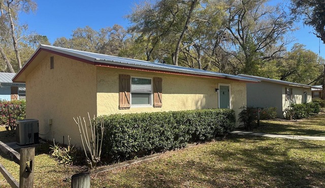 Delightful 2 bed cabin in Salt Springs - other cabins available