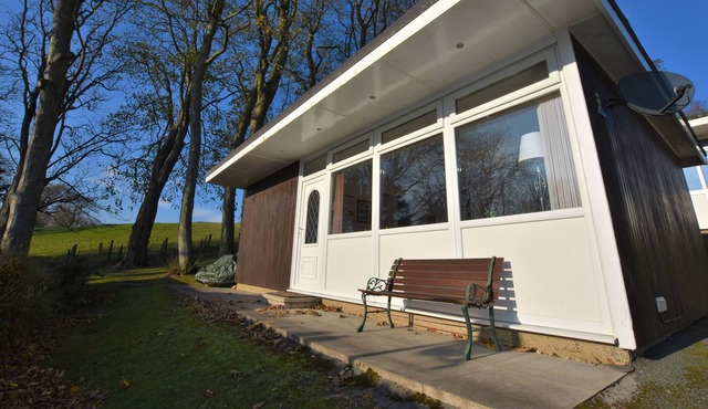 Delightful 2 Bed Family Chalet, Pet Friendly, near Tywyn, sleeps up to 6