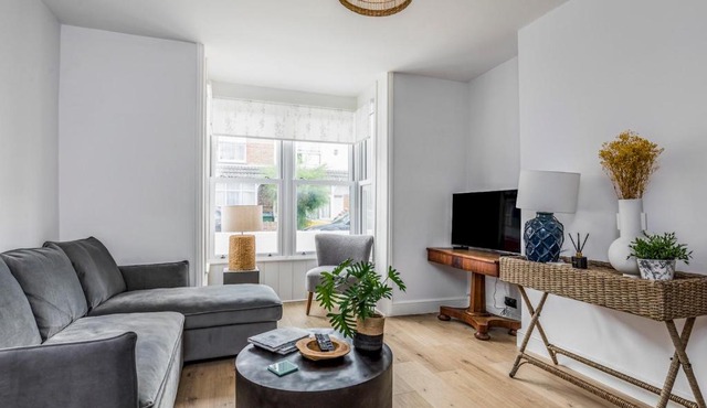 Delightful 2 Bed House a Stones Throw From Beach - Pass the Keys