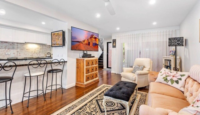 Delightful 2-Bed Townhouse Close to the Beach