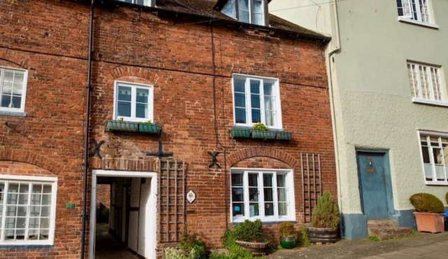 Delightful 2 bed town house in historic Ludlow.