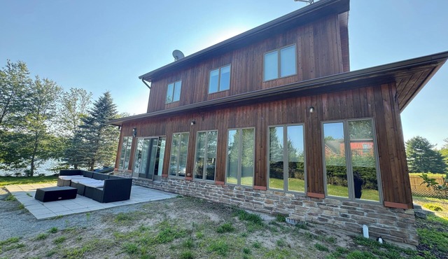 Delightful 2 bedroom house with AC in Kauneonga Lake. Lake front property
