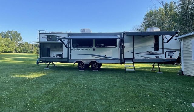 Delightful 2 Bedroom Camper perched on +4 acres w/lots of privacy and amenities