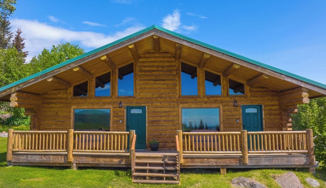 Delightful 2-bedroom 2-Bath chalet in charming Homer. Perfect for relaxing!