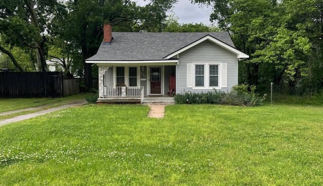 Delightful 2-bedroom Cottage with AC in Tecumseh King Bed Equipped Kitchen