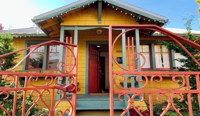 Delightful 2-bedroom Craftsman with Cedar Sauna- Your home away from home!