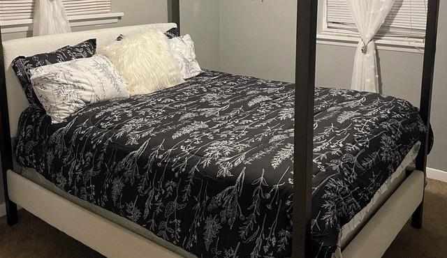 Delightful 2-bedroom house with AC in Berkeley Iconixx Getaway STL