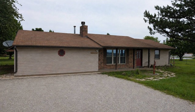 Delightful 2-bedroom home on acreage in charming Foristell, Lake, walk to winery