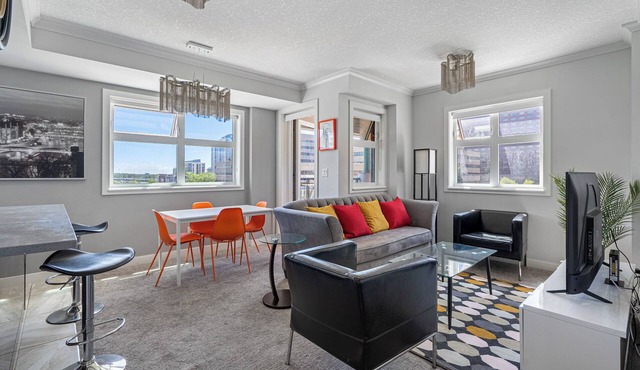 ★Delightful 2 BR + 2 Bath Water View in Downtown Calgary With AC★