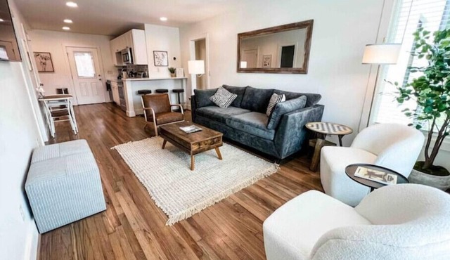 Delightful 2 BR Condo Downtown Homewood