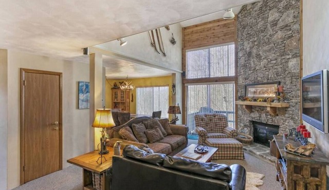 Delightful 2 Level Home at 7 Springs Resort