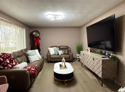 Delightful 3 Bd Home with King size bed, hot tub, playground!