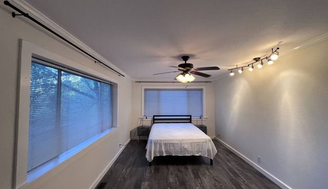 Delightful 3 Bdrm Cabin w/AC, Wifi, and Deck