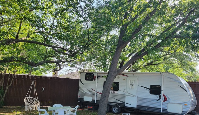 Delightful 3- Bed camper/RV with large shaded yard