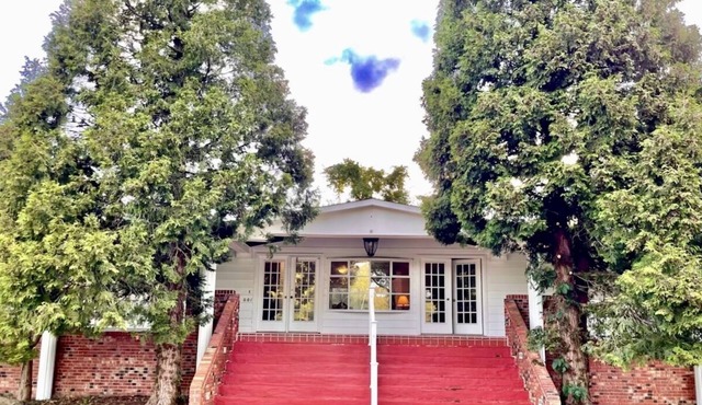 Delightful 3 bedroom house with deck/trails/nature