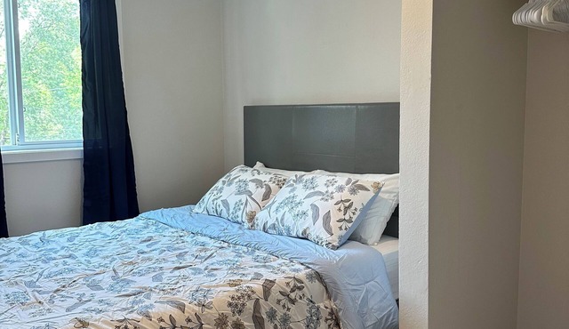 Delightful 3-bedroom apartment near SCSU with Wifi & AC in St. Cloud.