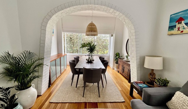 Delightful 3-bedroom apartment in Coogee, barefoot walk to sand.