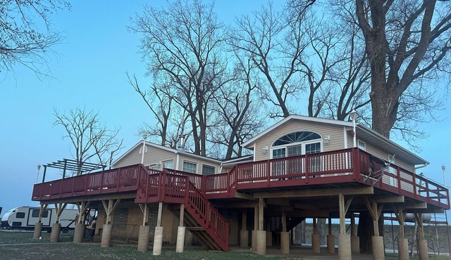 Delightful 3-bedroom cabin with AC in Carman