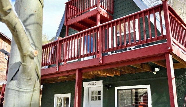 Delightful 3-bedroom chalet in charming Salida perfect for getaway