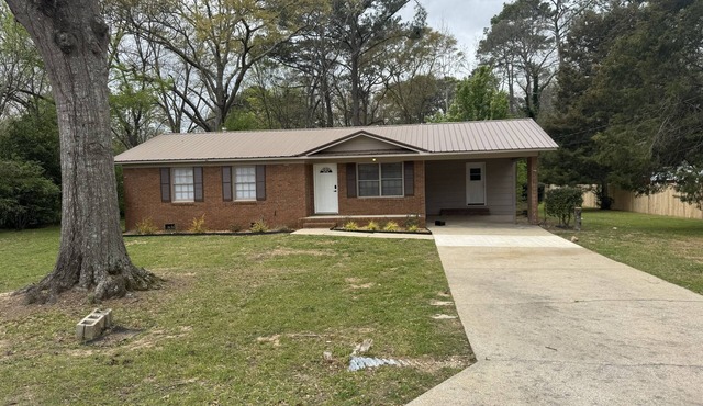 Delightful 3-bedroom house with central heating and cooling in charming Anniston