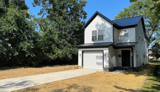 Delightful 3-bedroom house with AC in Eastlake.