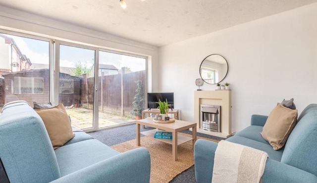 Delightful 3 bedroom house with free parking