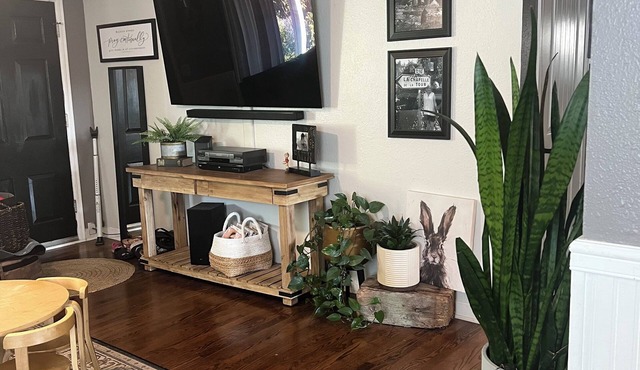 Delightful 3-bedroom house with AC in charming Tacoma near PLU and JBLM