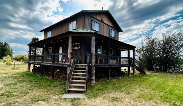 Delightful 3-bedroom house with AC in Usk