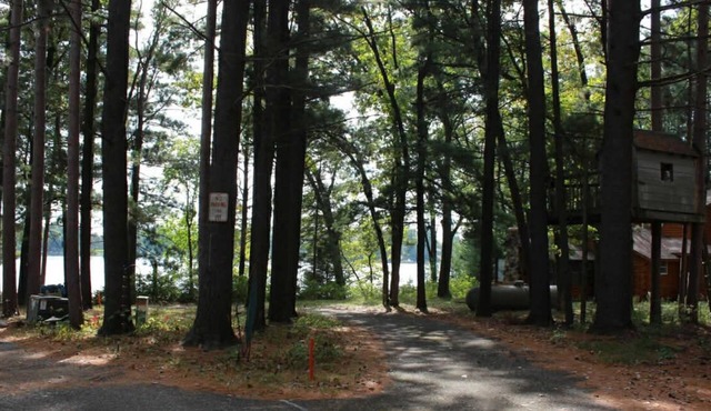Delightful 3-bedroom cabin on Big Roche Cri Lake in charming Friendship, WI!