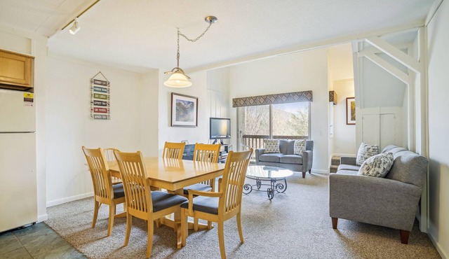 Delightful 3 bedroom Whiffletree Condo E7