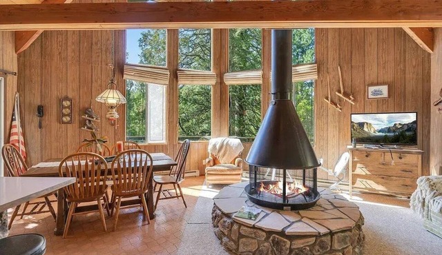 Delightful 3-bedroom cabin 10 Mins Dr. to Dodge Ridge Ski Resort & Leland