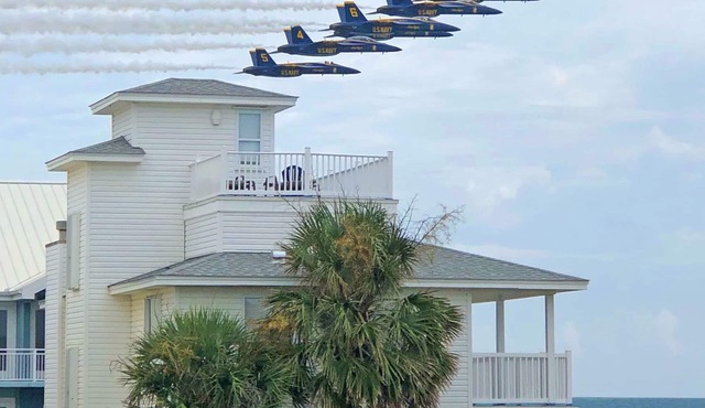 Delightful 3-br, 3-ba Gulf view town home with roof top observation deck!