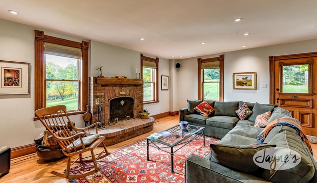 Delightful 4 bedroom 3 bath renovated farmhouse near Creemore