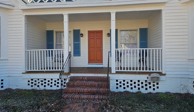 Delightful 4-Bedroom & 3 Bathroom House in Historic Marion, Sleeps 8