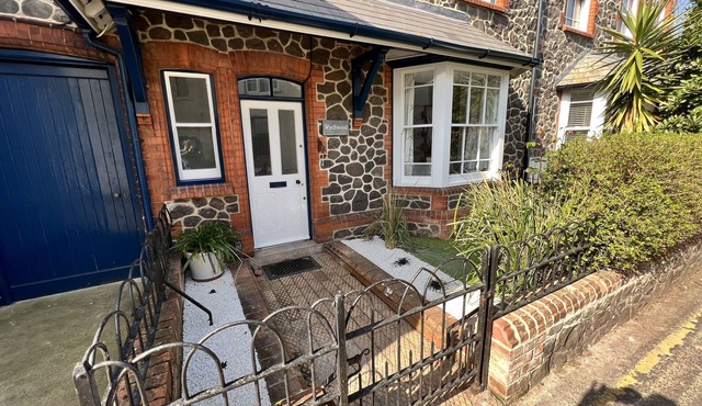 Delightful 4 bedroom detached cottage in the centre of Porlock Village