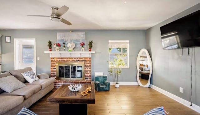 Delightful 4-bedroom house with pool in charming Brandon